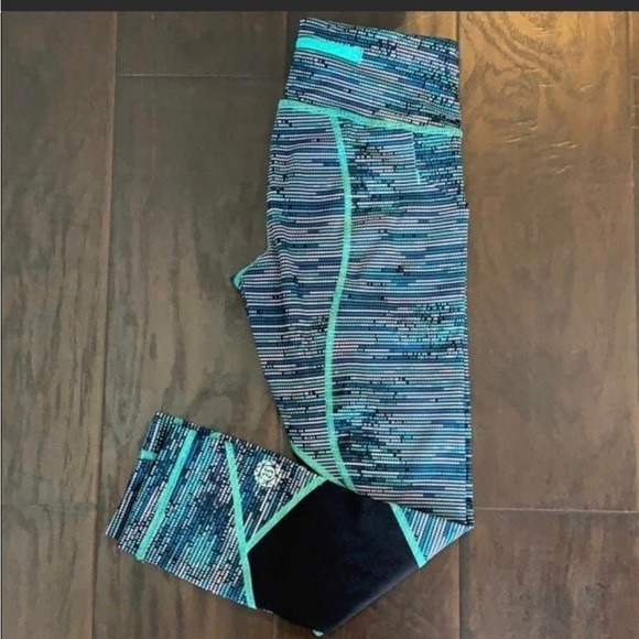 Lululemon crop size 2 - Picture 1 of 4